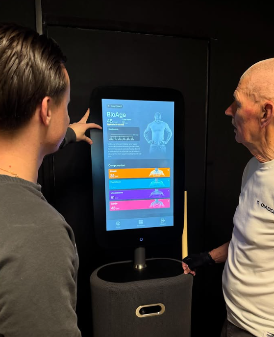 Jaap bekijkt zijn BioAge van 45 jaar op het EGYM-scherm